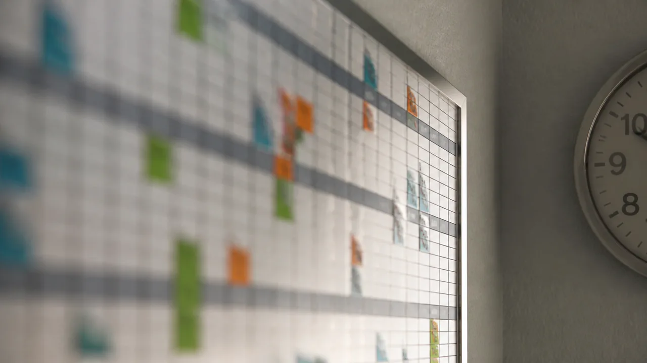 Dettaglio di una bacheca planner a parete per la gestione del personale in uno studio