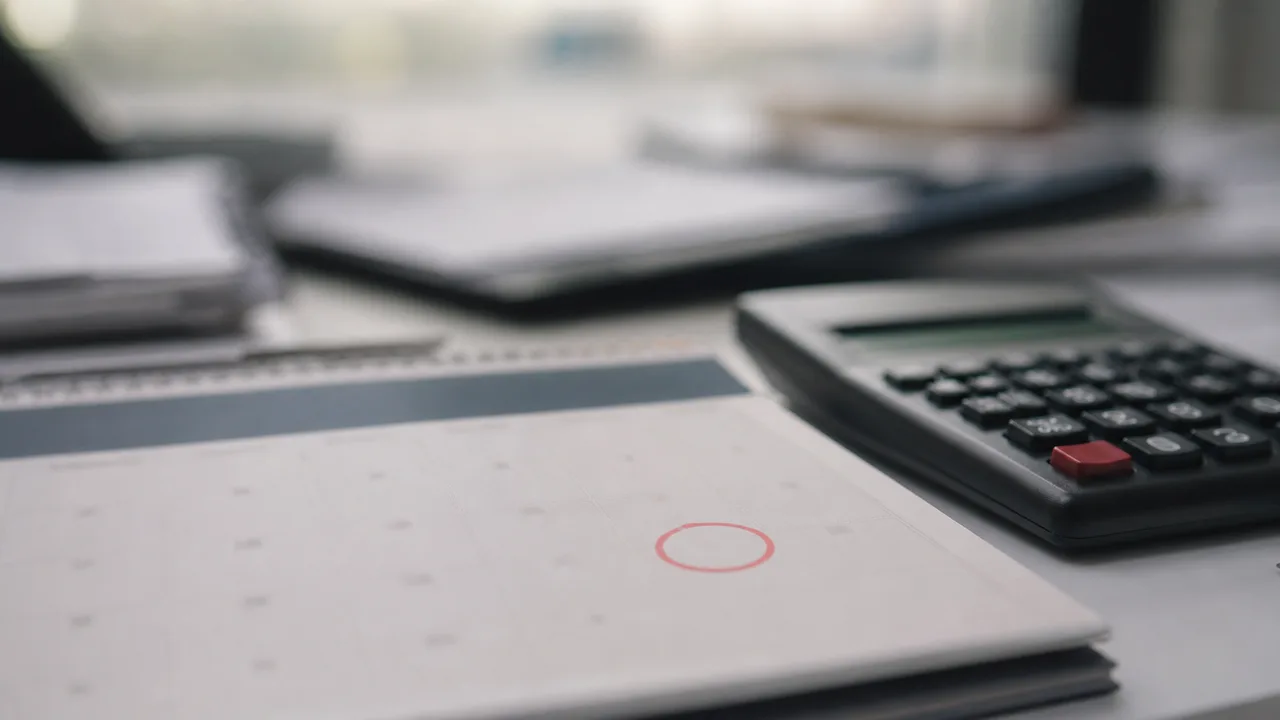 Primo piano di una pagina di calendario di dicembre con una data di fine anno
